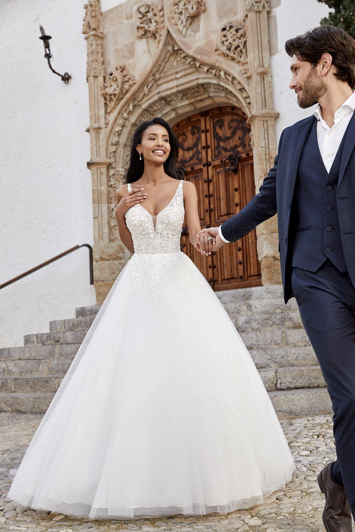 Casamento de conto de fadas: vestidos de noiva das princesas são toque de  mágica