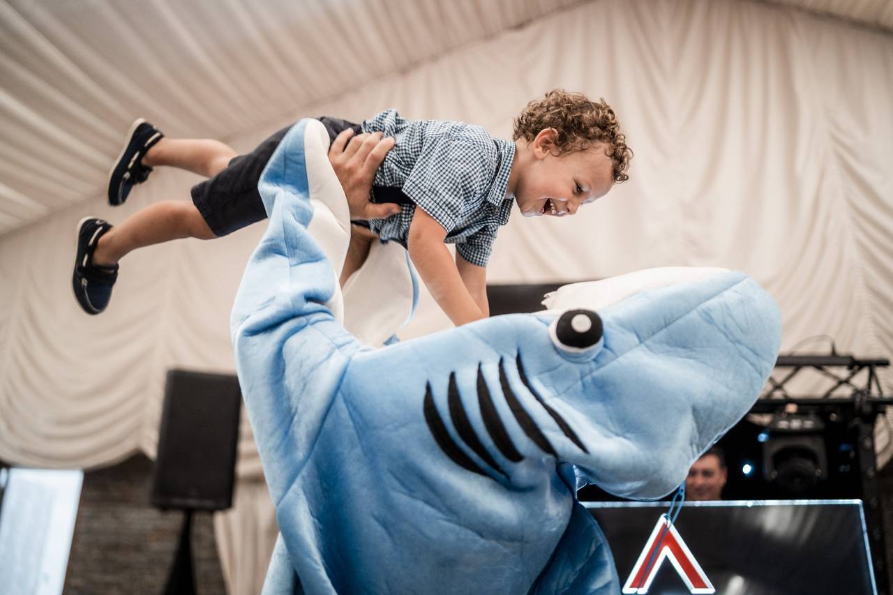 Meninos felizes e seu comportamento clássico esperado com jogos