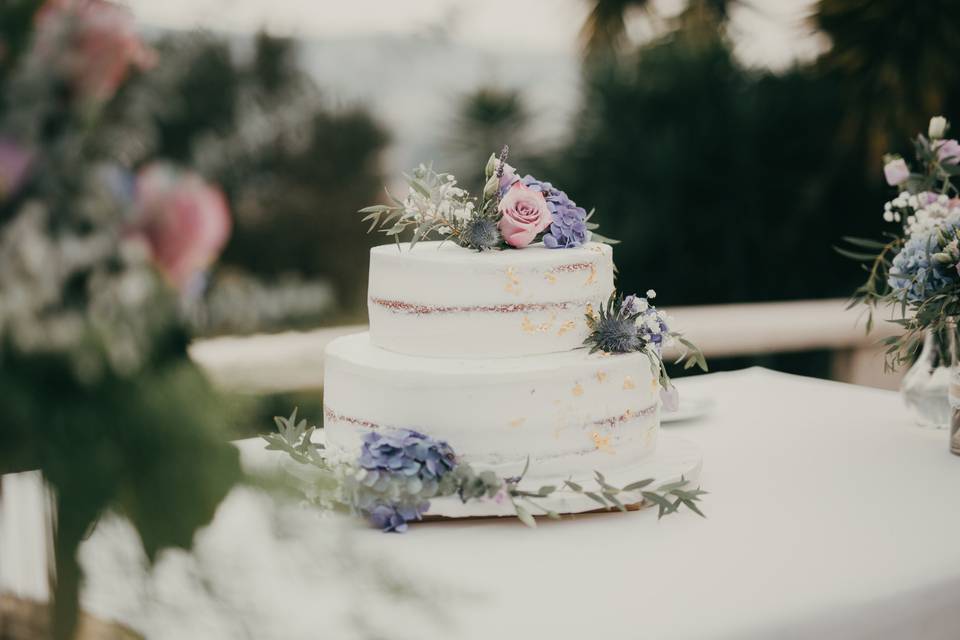 5 exemplos de “cake toppers” criativos para o teu bolo de casamento