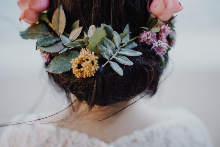 Procuras um penteado com flores naturais? Inspira-te com estas 10 propostas românticas