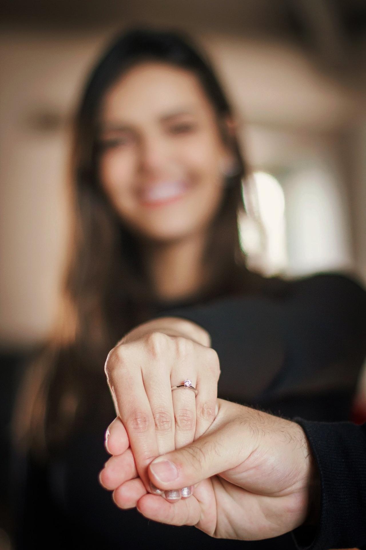 Preço do anel de noivado: modelo solitário é o mais comum