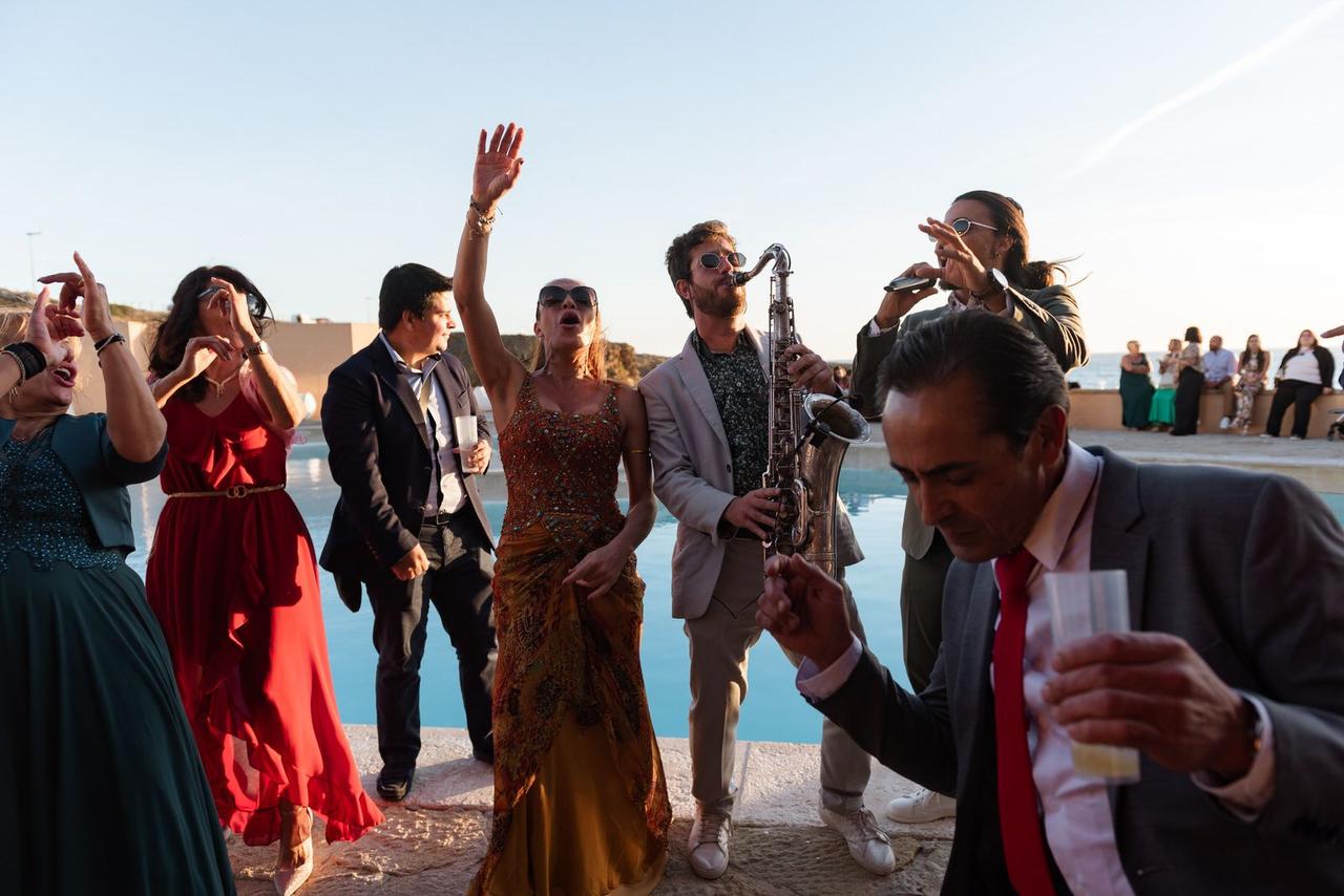 casamento inspirado em festivais de música todos na piscina
