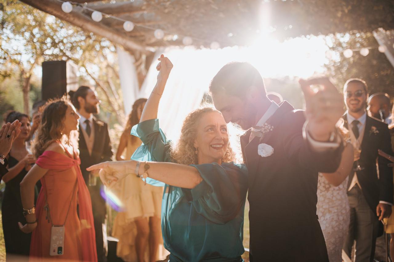 casamento inspirado em festivais de música convidados dançando