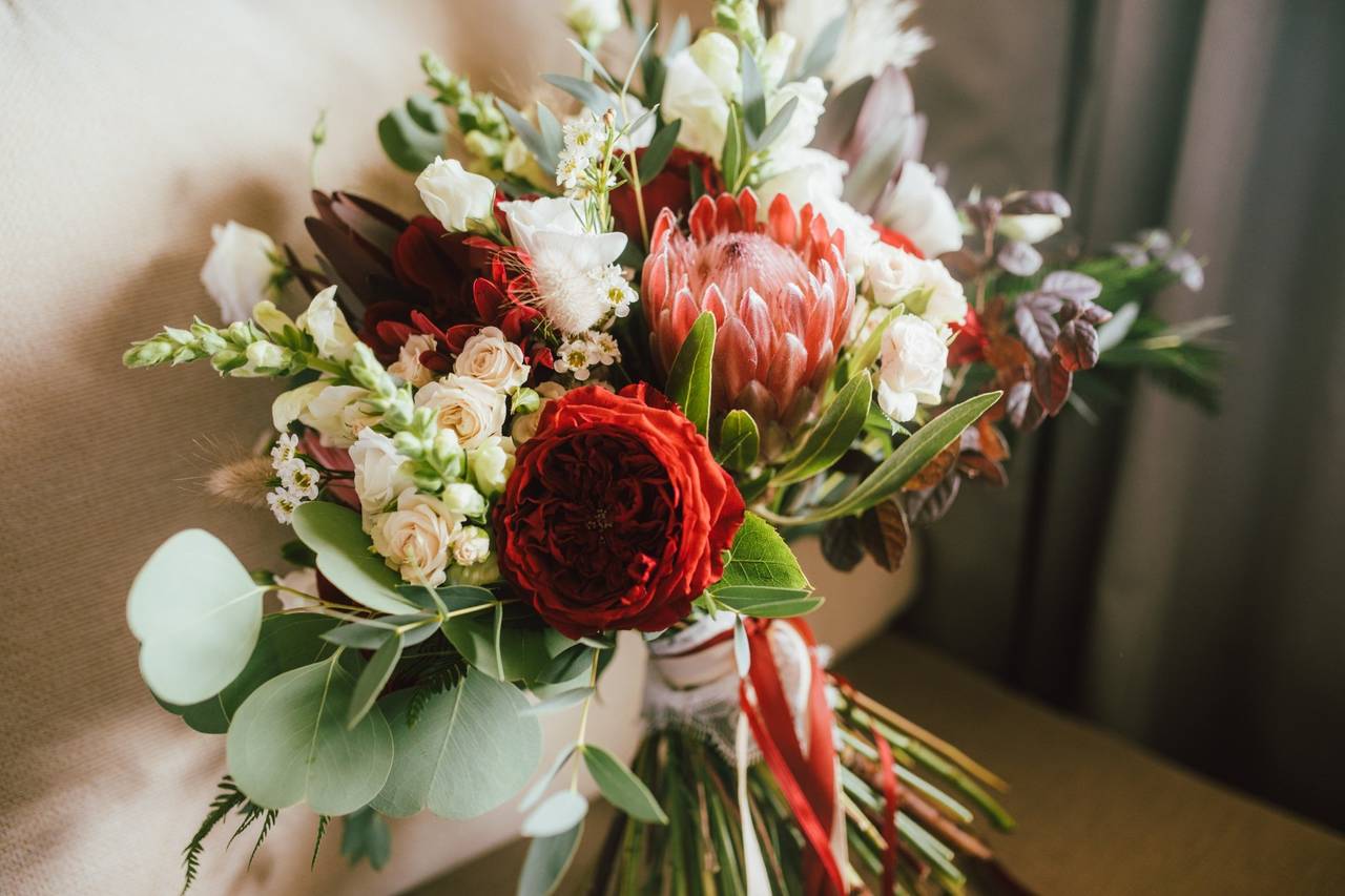 Bolo com decoração floral delicada e fita para casamento de primavera ou  verão