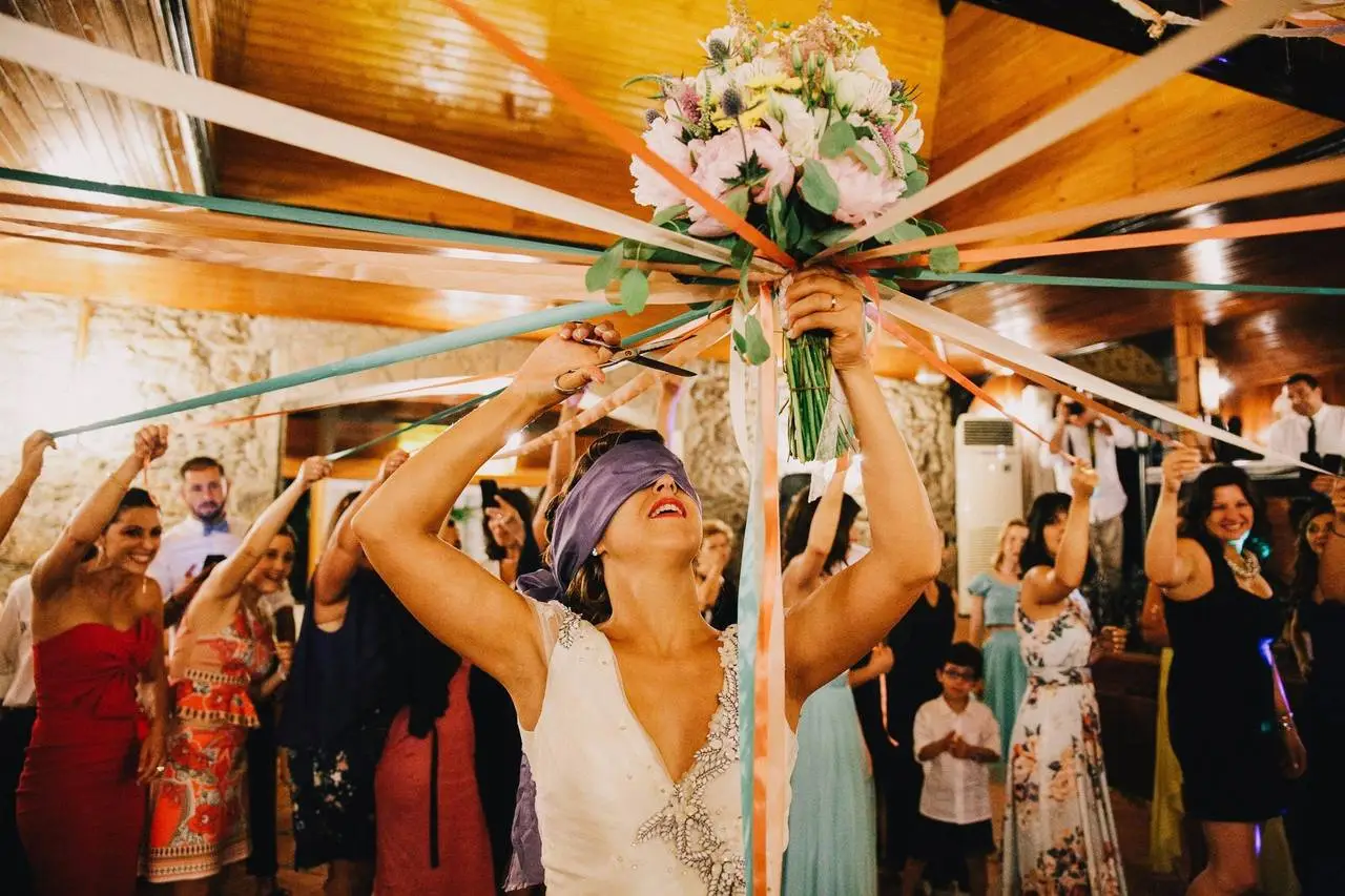 Buquê com fitas - uma forma diferente de jogar o buquê, Blog do Casamento