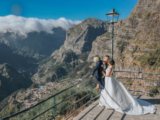 O casamento de Adriano e Graça em Estreito Câmara de Lobos, Madeira 21