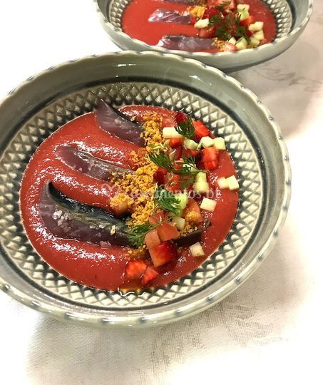 Cavala com gaspacho de morango