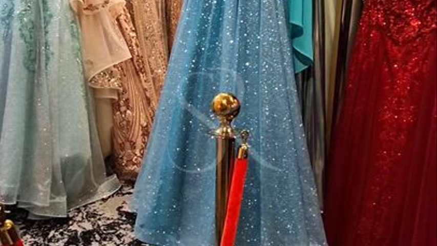 O vestido azul não é apenas uma escolha estética, mas uma afirmação de estilo refinado, equilibrando discrição e encanto com naturalidade. 