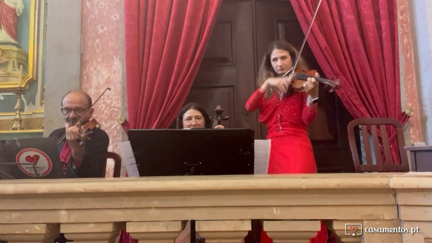 Trio familia toda cerimonia religiosa 