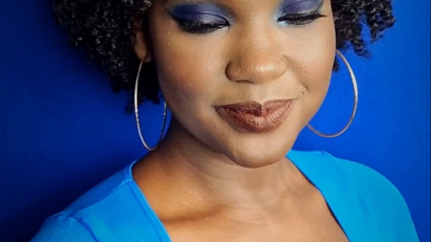 Maquilhagem Social Colorida Azul em Pele Negra