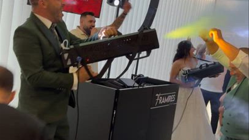 Entrada no Salão com Pistolas elétricas 