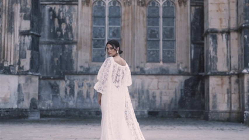 Vestido com capa em renda mangas balão