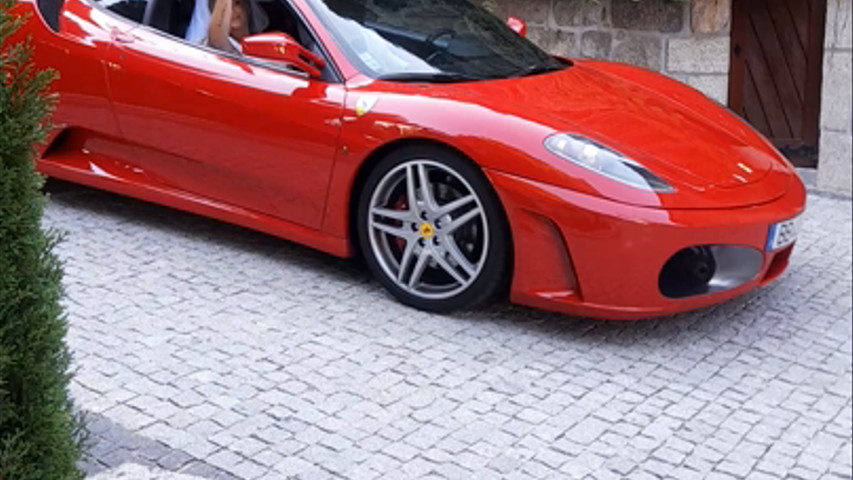 Ferrari F430 vermelho - Casa de Anciães