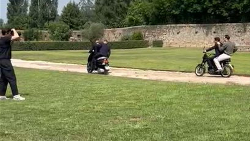 O noivo entrou numa Vespa