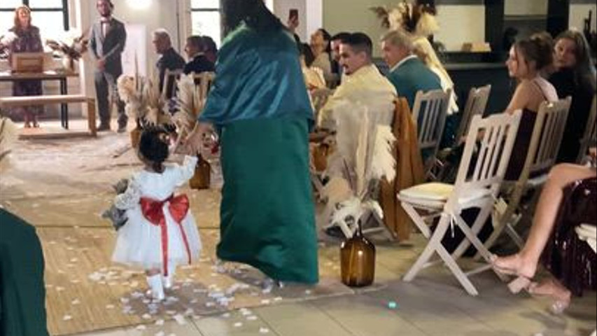As alianças trazidas no peluche