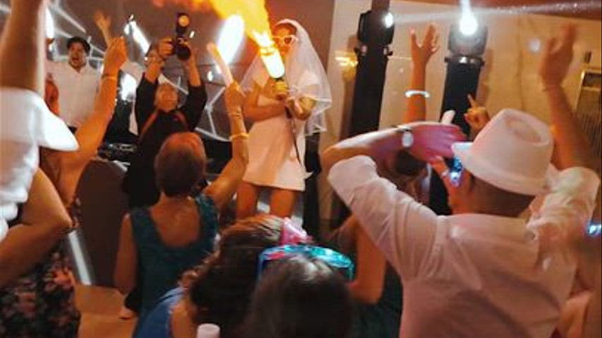 Party on the dancefloor 