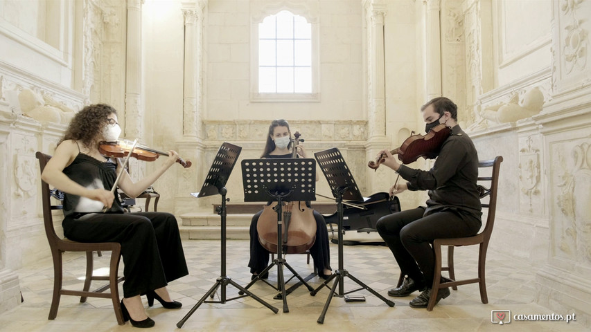 Deus É Amor - Almedina Ensemble (trio de cordas)