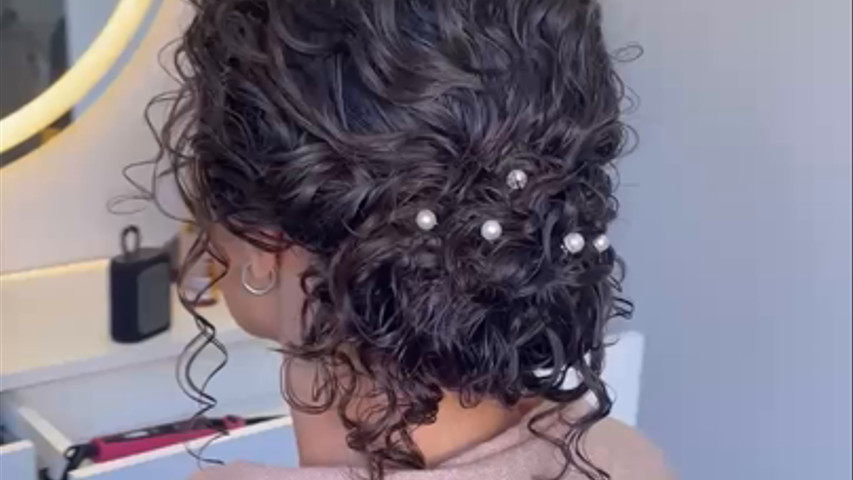 Coque baixo em cabelo encaracolado 