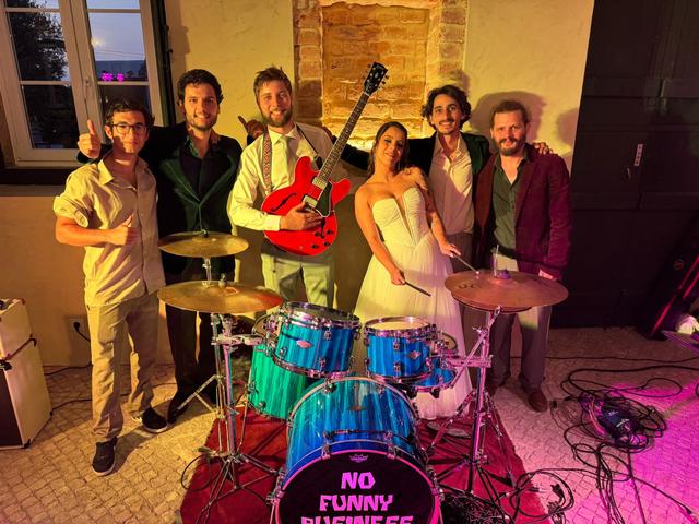No Funny Business - Banda - 1