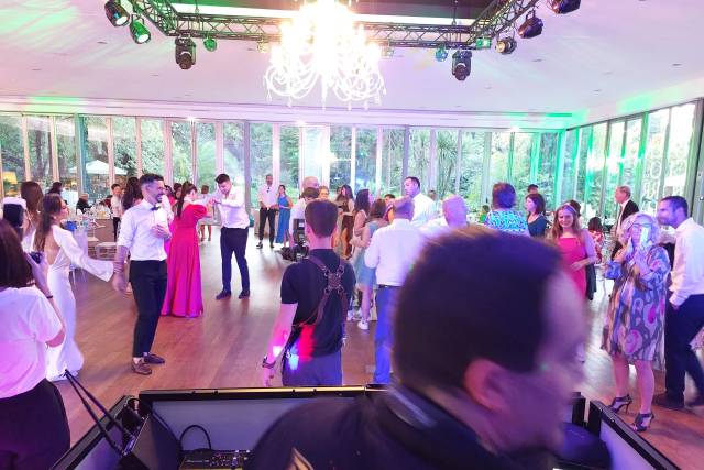 Renas Party Groove 4