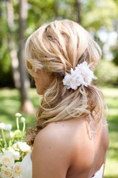 Flores no cabelo