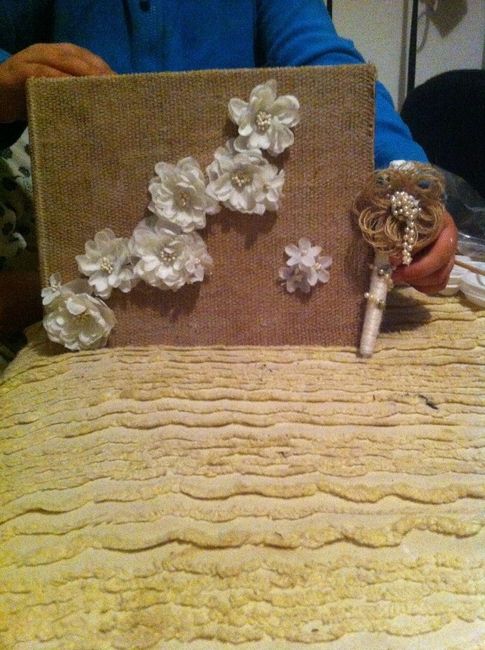 livro de mensagens com a caneta
