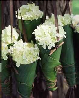 Cones para bancos da igreja. Flores fresias e Rosas Brancas