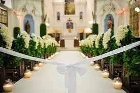 fitas de lado a tornear os bancos e flores tipo giriberas brancas