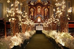 fitas de lado a tornear os bancos e flores tipo giriberas brancas