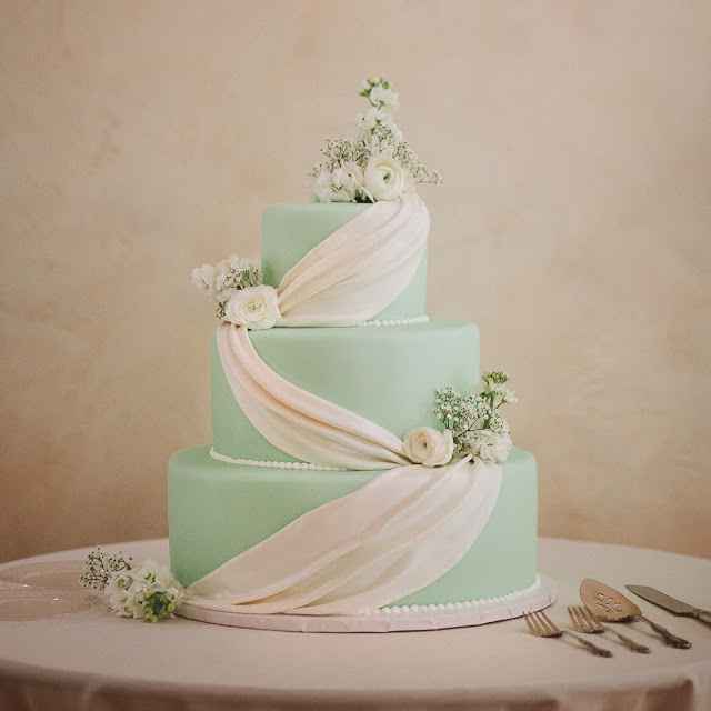 o Arco-íris invade a Comunidade 🌈 Inspirações com Verde-água para Bolo de Casamento - 3