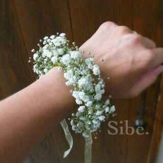 Pulseiras (mas com a fita bordô igual aos vestidos)
