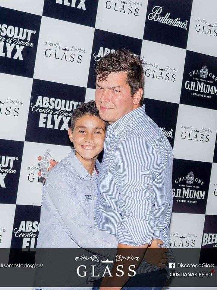Um amigo nosso que ele adora