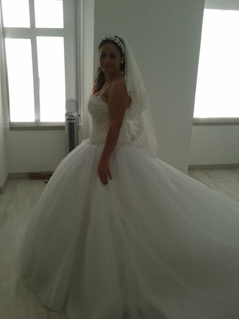 O VESTIDO, com véu e tiara (não liguem à alça aqui ainda não tinha tirado o soutien eheheh)
