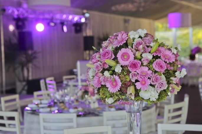 6 - Centros de mesa florais altos ou em cascata