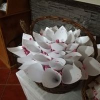Cones, limpa lágrimas, garrafas de água, caixa de alianças - 3