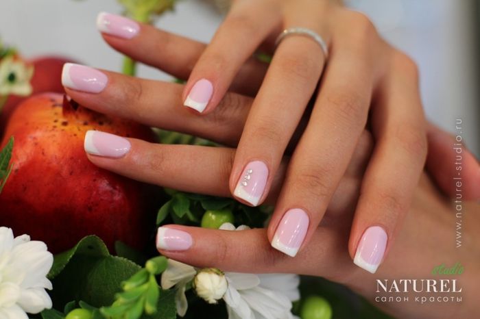 Manicure com um apontamento suave de francesa