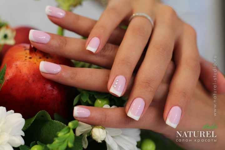 Manicure com um apontamento suave de francesa
