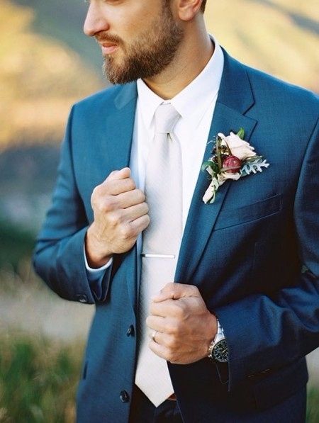 Fato azul para o noivo