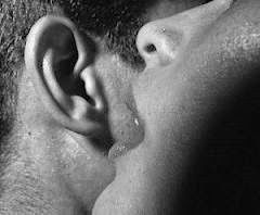 Beijo na orelha