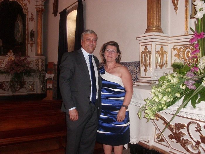 Os noivos a oferecer o ramo