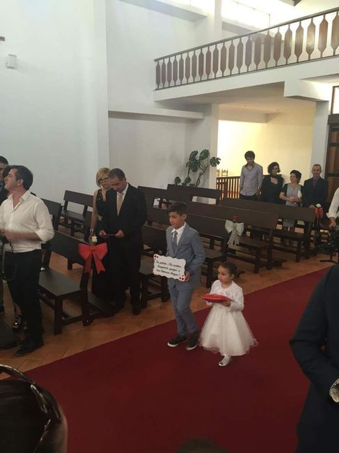 Entrada na igreja menina das alianças e plaquinha