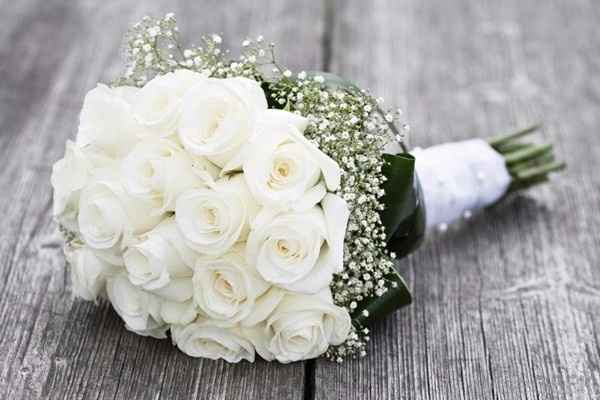 Bouquet Rosas Brancas e Gipsofila