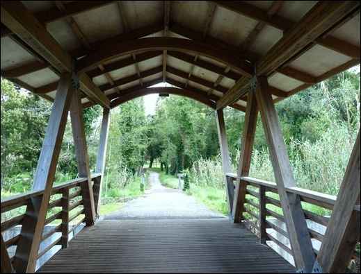 Ponte sobre a vala cana