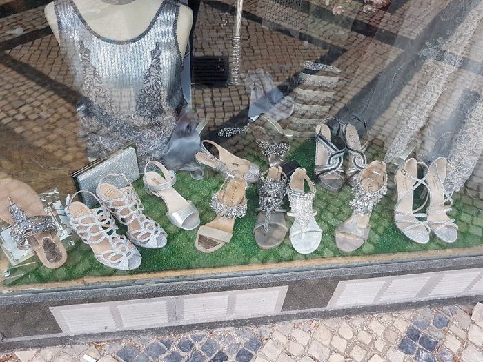 Sapatos e vestidos lindos - 1