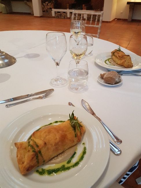 Folhado de camarão com legumes salteados, creme de cogumelos e emulsão de coentros