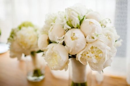 Bouquet peonias brancas
