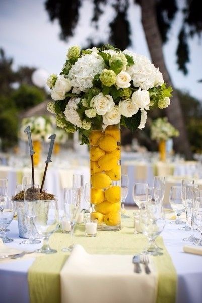 Centro de mesa com flores e frutas