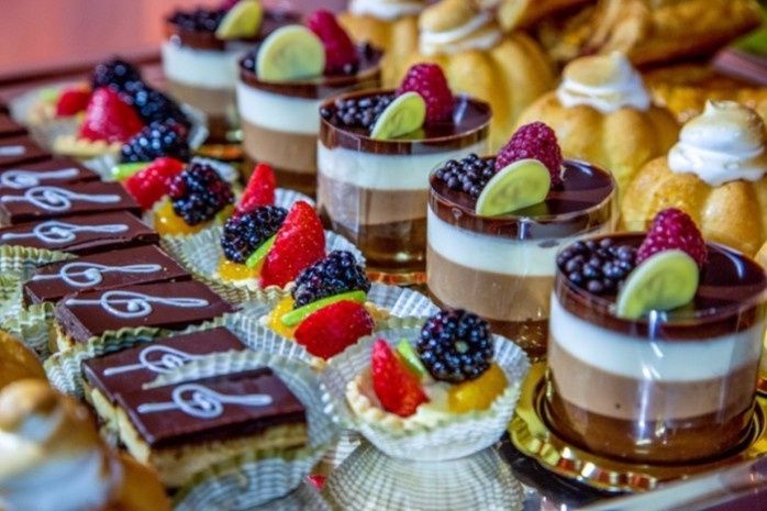 Mini sobremesas de mouse de chocolate e tarte de frutas