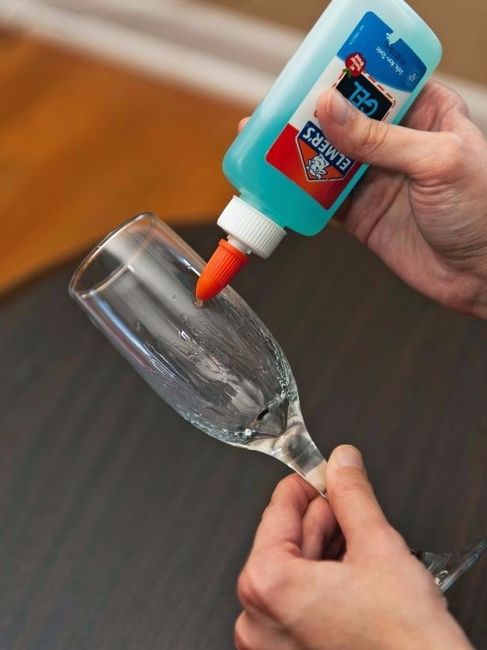 Aplica uma cola propria para vidro em medade do copo