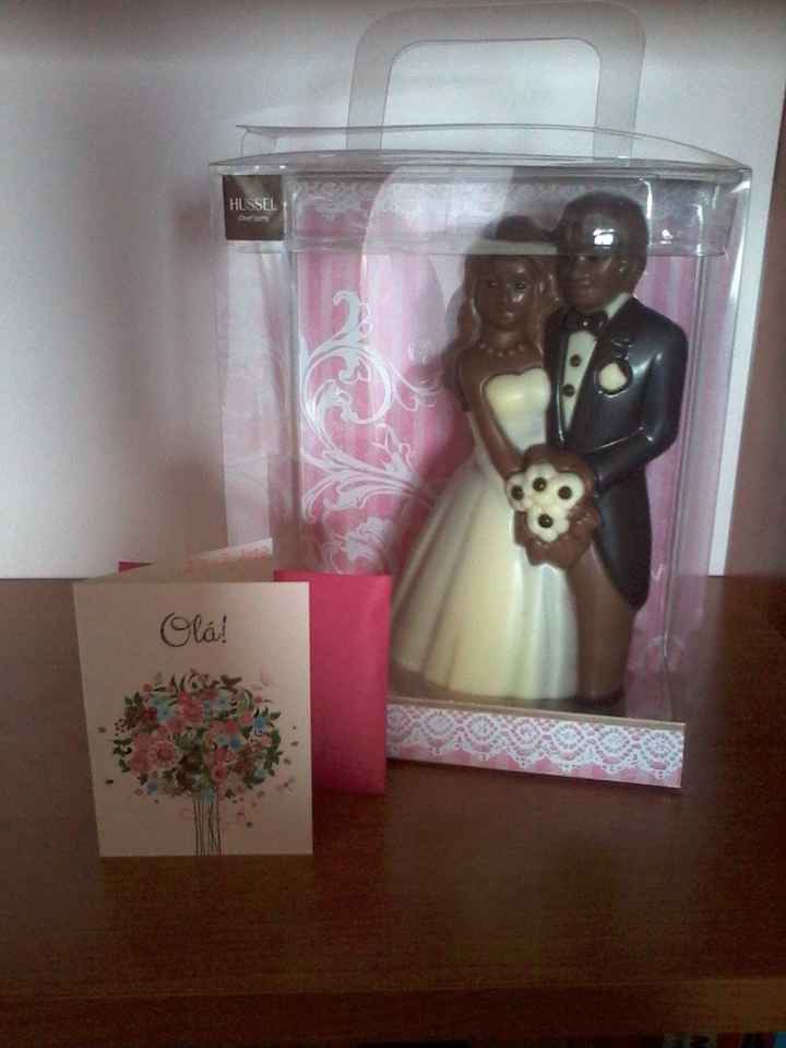 Noivos em chocolate + cartão com a pergunta